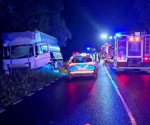 Czołowe zderzenie osobówki z ciężarówką. Kierowca toyoty nie miał szans