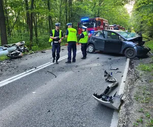 Katowice. Czołowe zderzenie osobówek. Kierowcy są operowani