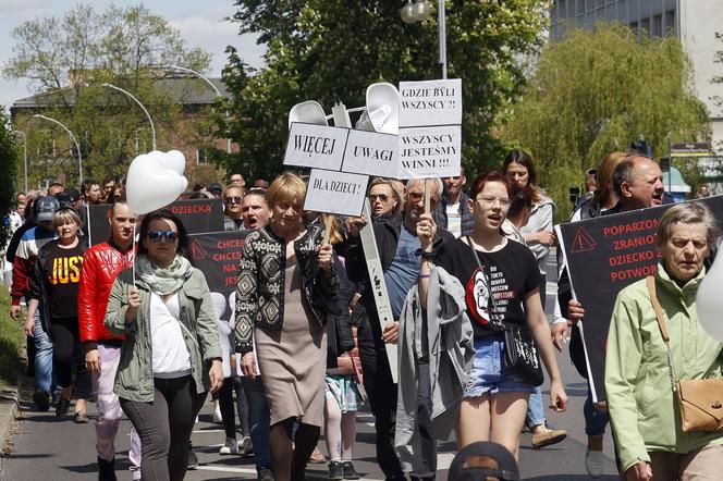 Marsz dla Kamilka w Częstochowie. Uczestnicy przeszli m.in. obok szkoły chłopca