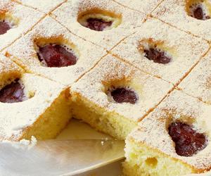 Zawsze robię biszkopt ze śliwkami, który nie opada. Oto mój sprawdzony trik