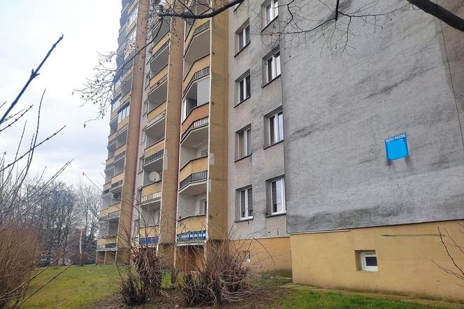Kraków. Seniorka wypadła z okna na trzecim piętrze bloku. Zginęła na miejscu