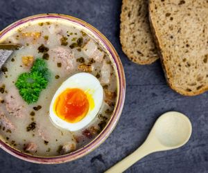 Żurek na kościach wędzonych. Zachwyci smakiem, aromatem i łatwością przygotowania 