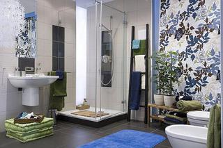 Jak z nowoczesnej łazienki zrobić przytulne wnętrze