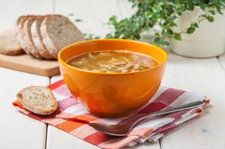 Flaczki z kurczaka: przepis, który zamieni zwykły obiad w kulinarną przygodę