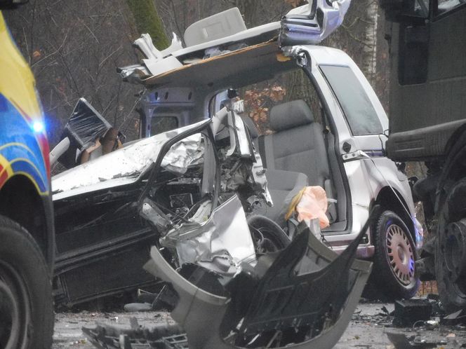 Masowy wypadek pod Warszawą! Zderzenie trzech aut z wojskową ciężarówką. Jedna osoba nie żyje