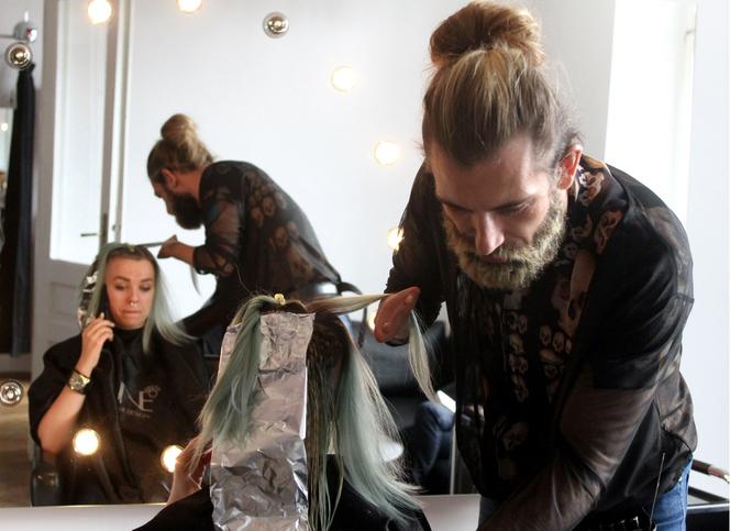 Jednoręki mistrz fryzur