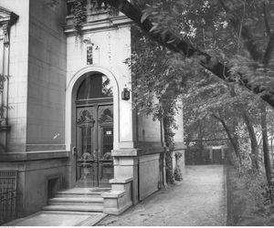 Tak wyglądały bydgoskie szkoły ponad 100 lat temu. Na archiwalnych zdjęciach widać uczniów uczących się pisać na maszynach, szkolne gabinety lekarskie