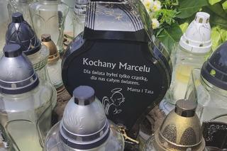 Setki białych kwiatów na grobie Marcela i znicz od rodziców ze wzruszającą inskrypcją