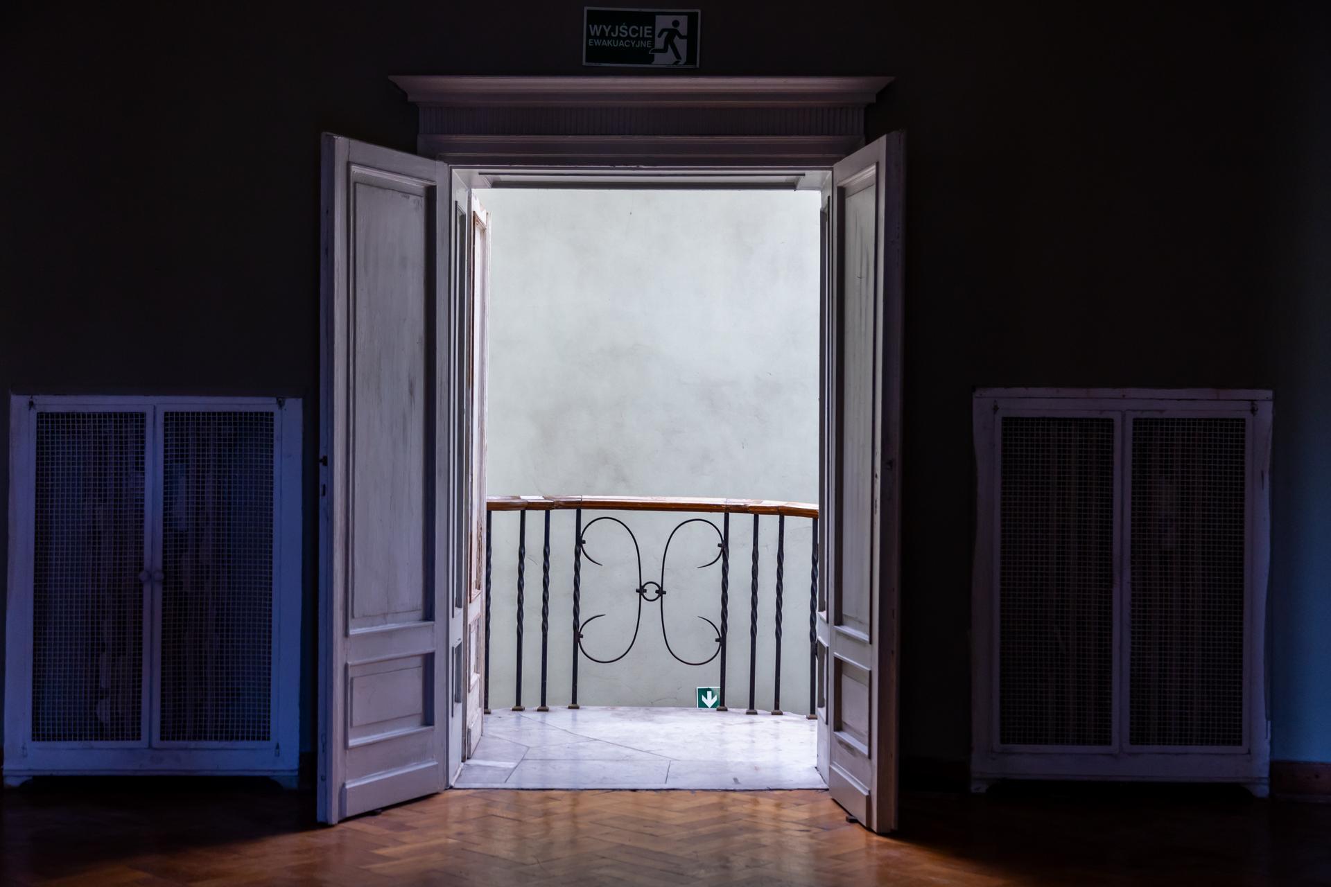 NADA Villa czyli Willa Gawrońskich w Warszawie - zdjęcia wnętrz zabytkowego pałacu i byłej ambasady