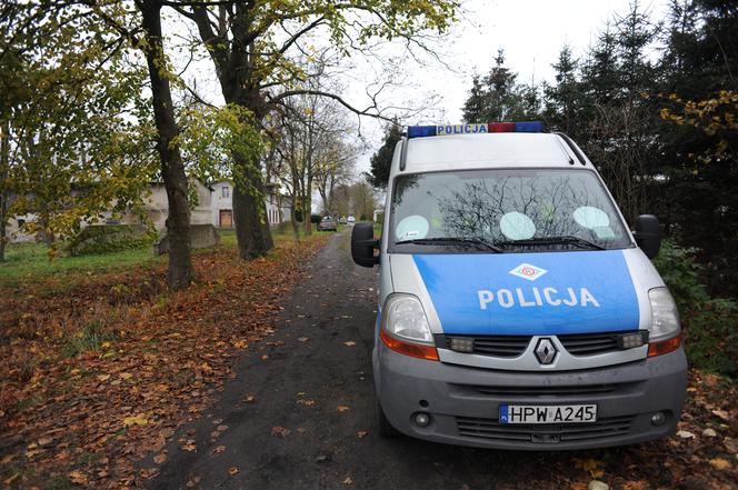 Rzucił się na policjantów z nożami, zastrzelili go