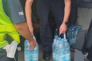 Policjanci pomogli pasażerom