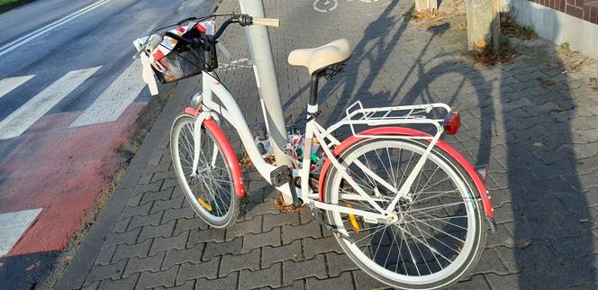 Rowerzystka przeprowadzała rower przez pasy. Potrącił ją samochód