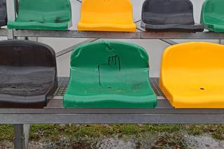Sokołów Podlaski: Wandale zniszczyli krzesełka i inne elementy na  stadionie
