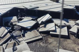 Zniszczyli fontannę w parku na Woli. W dziurze ugrzęzła furgonetka wynajęta przez dzielnicę