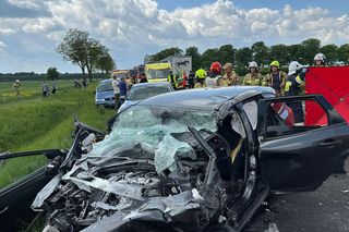 Śmiertelny wypadek na DK12 pod Opocznem. Nie żyje młoda kobieta. W zderzeniu kilku pojazdów brała udział więźniarka [ZDJĘCIA].