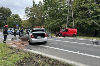 Dwa roztrzaskane auta na Bielanach