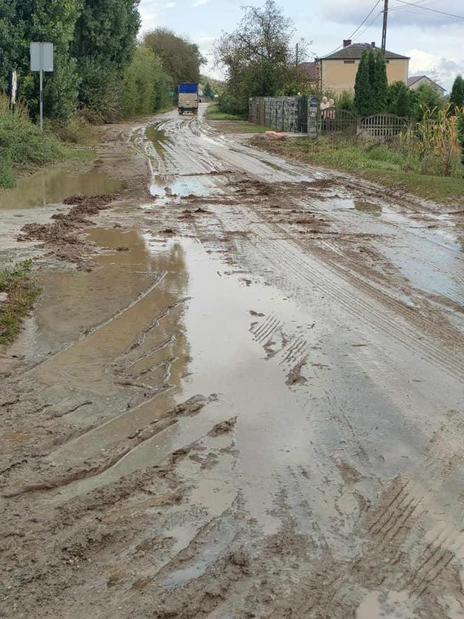 Podtopienia, zalane ulice, interwencje straży w Świętokrzyskiem. 14 września 2024