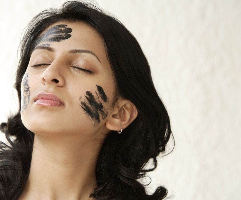 Maseczka z węgla aktywnego oczyszcza skórę trądzikową i z zaskórnikami, poprawia koloryt skóry, ale wysusza cerę.