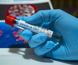 Eksperci ostrzegają przed twindemią. Nowy wariant omikronu może ją przyspieszyć. Wykryto go m.in. w Wielkopolsce