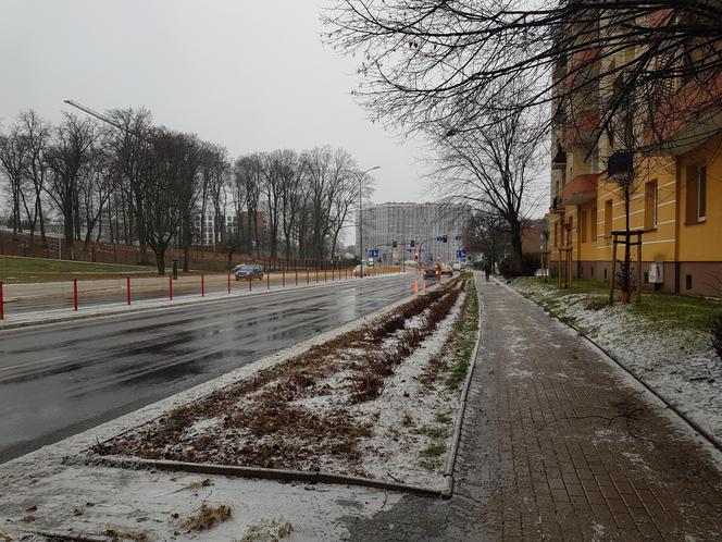 Gołoledź, marznące opady i oblodzone chodniki. Tak wyglądał poranek na drogach w Białymstoku