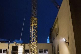 Wieliczka. Na dach podstawówki spadło ramię żurawia budowlanego