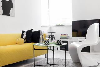 Żółta sofa dodatkiem do białych mebli