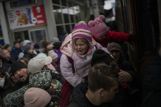 Już prawie 2 MILIONY obywateli Ukrainy uciekły przed wojną. Rosja celowo wywołuje katastrofę humanitarną