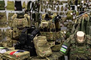 Polacy wykupują ze sklepów militarne produkty. Zamierzają się zbroić
