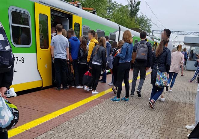 Tłok na stacji PKP Rembertów 