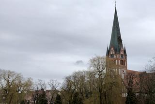 Zerwany dach Kościoła Mariackiego w Szczecinku