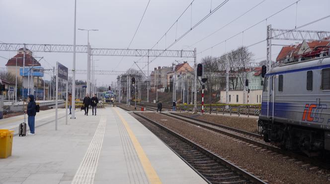 Dworzec Olsztyn Główny coraz bliżej. Postępują prace przy budynku oraz na peronach