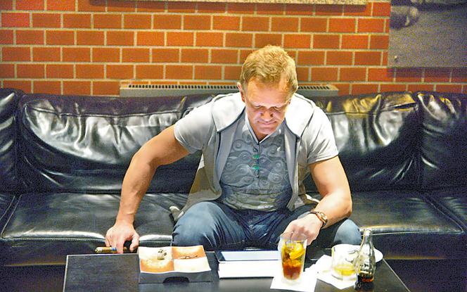Cezary Pazura zabija stres whisky i cygarem