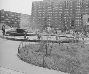 Plac zabaw z basenem na Osiedlu Szmulowizna w Warszawie 1973-1978