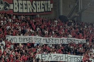 Izraelscy kibice dolali oliwy do ognia! Pokazali kolejny transparent, UEFA nie będzie zadowolona