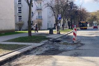 Na Boya-Żeleńskiego płoną znicze, stawiane są też doniczkowe kwiatki czy opony. Tak mieszkańcy zwracają uwagę na dziurawą drogę