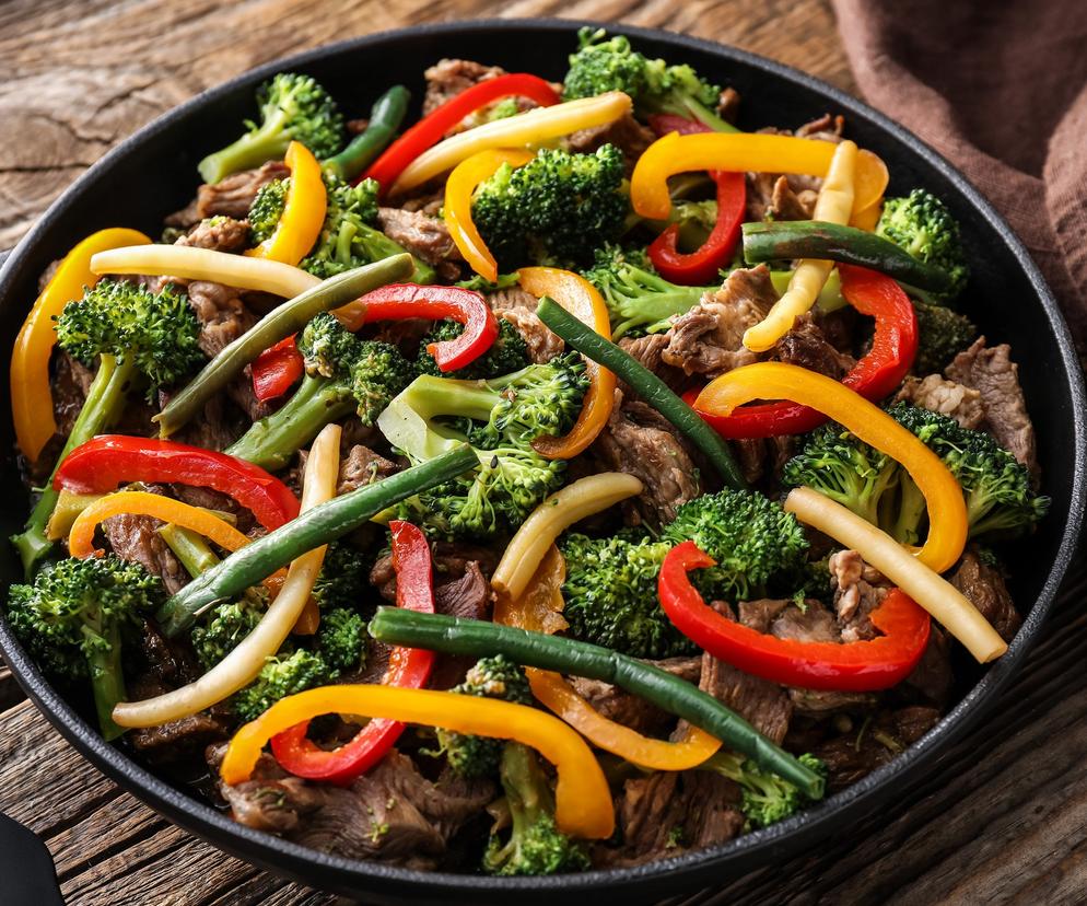 Paski schabu w warzywach – fantazyjny i szybki sposób na obiad