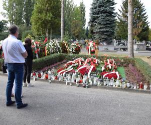 Rzeszowianie tłumnie przychodzą na grób Tadeusza Ferenca