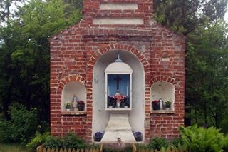 To jedna z najstarszych kapliczek warmińskich. Wyróżnia ją nietypowa architektura