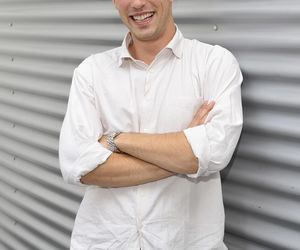 Grał w popularnych polskich serialach. Nagle porzucił aktorstwo i... został księdzem 