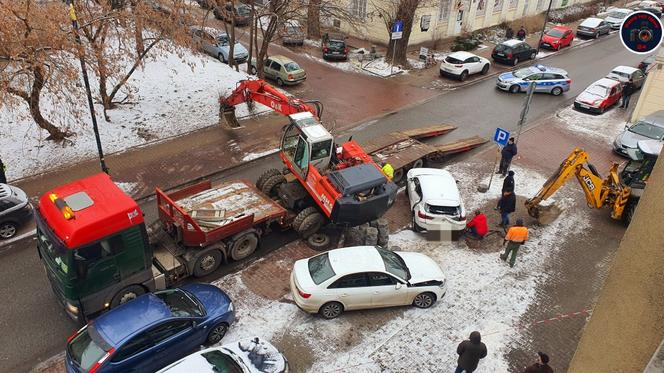 Koparka przewróciła się na 3 samochody