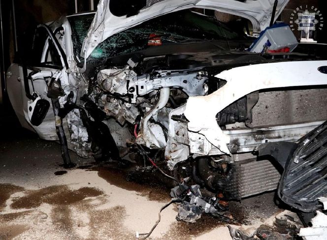 Bytom. 44-latek roztrzaskał auto na drzewie. Ford został zmiażdżony