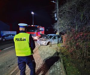 17-latek skosił autem słup energetyczny