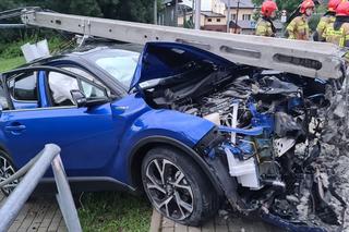 Nowy Sącz. Tak wygląda osobówka po ścięciu słupa. To cud, że kierowca przeżył