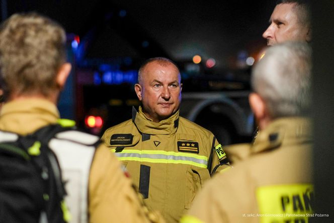  Kawle. Pożar zakładu przetwórstwa drobiowego. 120 strażaków walczy z żywiołem w czwartek, 14 sierpnia. Jeden z nich zaginął [ZDJĘCIA]