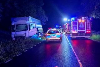 Czołowe zderzenie osobówki z ciężarówką. Kierowca toyoty nie miał szans