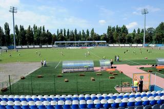 Legendarni muzycy na stadionie Hutnika Kraków! Zagrali mecz, dostali klubowe koszulki
