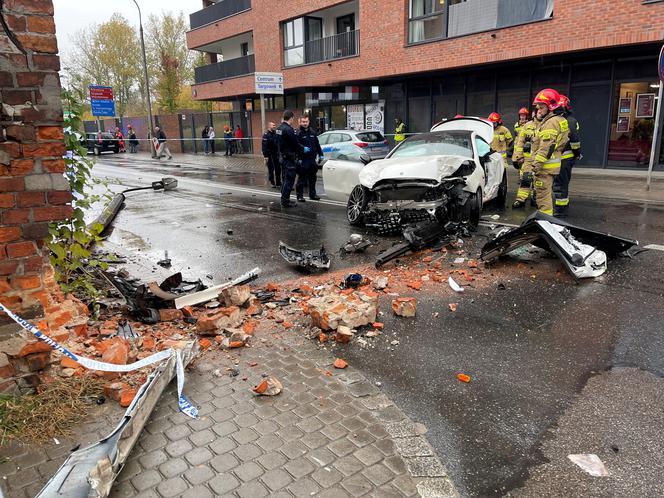 Pościg na Pradze, sportowy mercedes kompletnie rozbity. Trzy osoby trafiły do szpitala