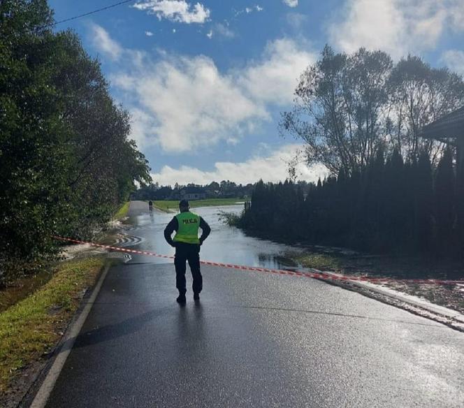 Małopolscy policjanci walczą z powodzią. W tych powiatach sytuacja wygląda najgorzej