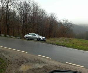 Janowice. Kierowca bmw przeszarżował na śliskiej drodze. Drzewa uratowały go przed katastrofą