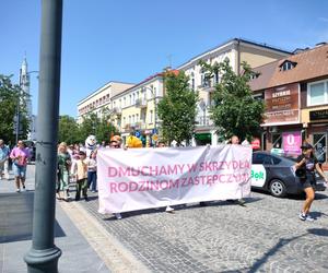 Chcieli podkreślić potrzebę swoich działań. Ulicami Białegostoku przeszedł Marsz Rodzin Zastępczych